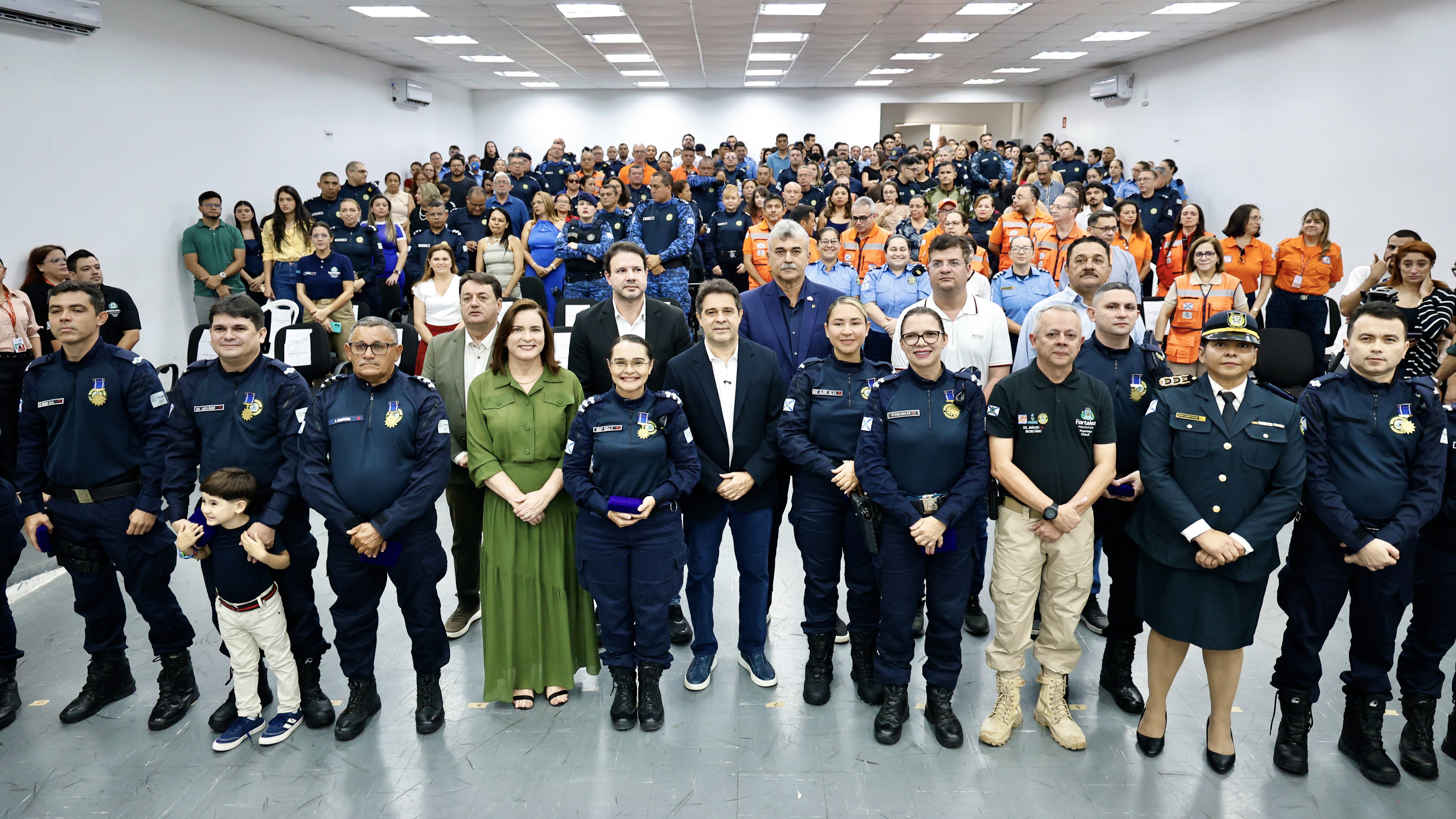 grupo de pessoas posa para a foto